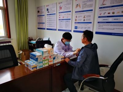 長城鉆探為員工辦實事——沙漠里的“紅衣人”盼來了“白衣人”健康咨詢服務(wù)