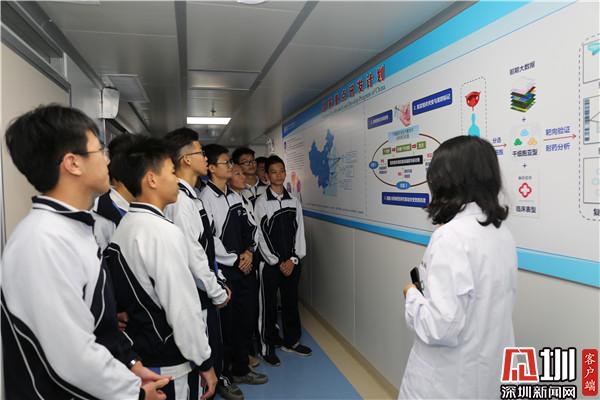探索“教衛融合” 羅湖高中生穿上白大褂，體驗健康咨詢服務